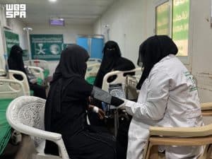العيادات الطبية التغذوية المتنقلة لـ “اغاثي الملك سلمان” في الخوخة تقدم خدماتها لـ (16,839) مستفيدًا