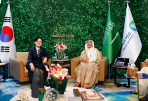سمو وزير الطاقة يلتقي وزير التجارة والصناعة والموارد الكوري ويوقعان مذكرة تفاهم