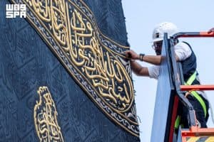 أنامل سعودية تحيك المشهد الأخير لرحلة كسوة الكعبة قبل اعتلائها البيت العتيق