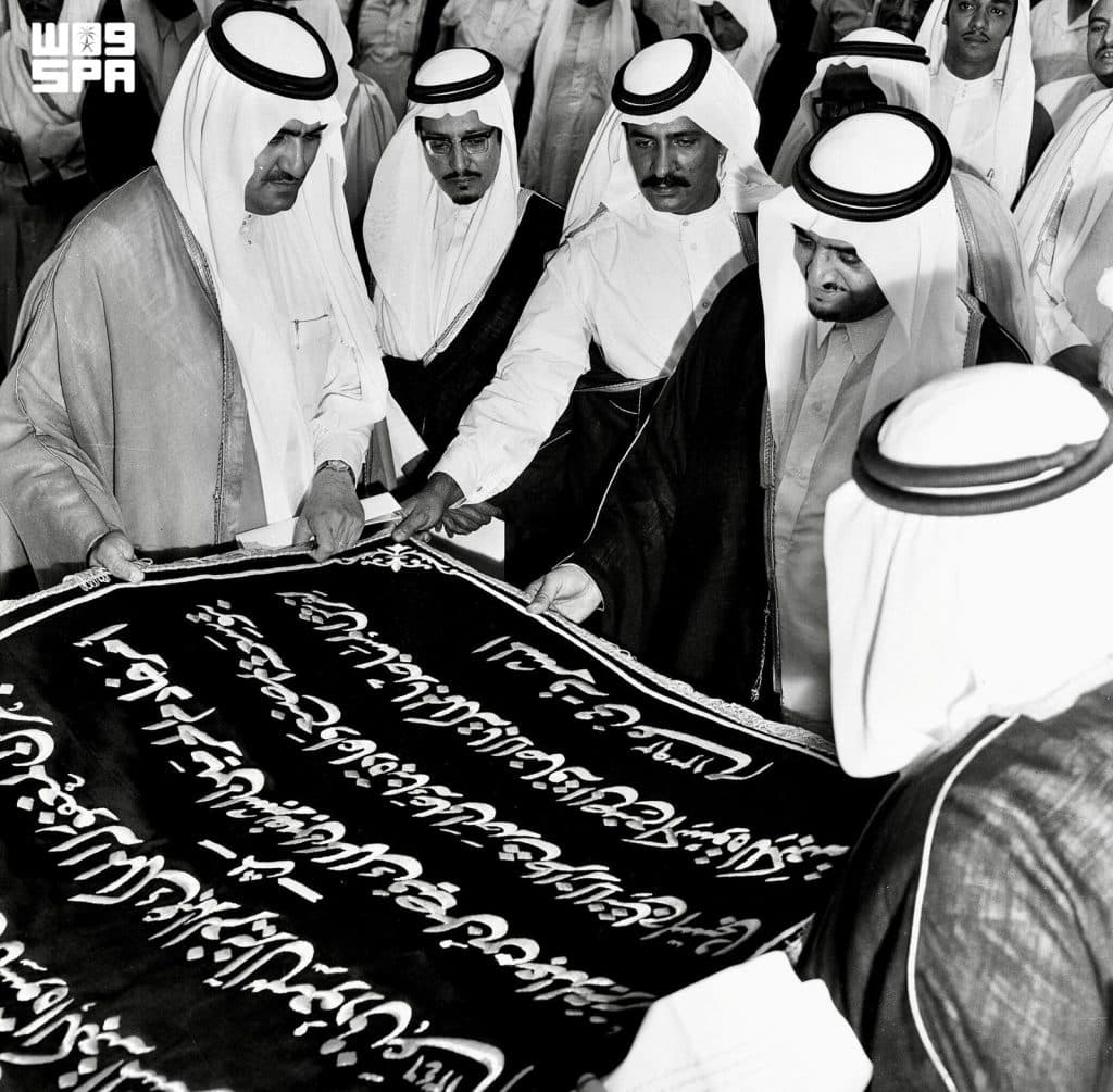 قرنٌ من العناية والإتقان.. تاريخ كسوة الكعبة المشرفة في العهد السعودي