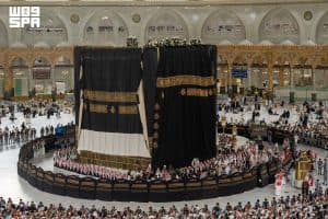 بأيدي (150) صانعًا سعوديًا.. الكعبة المشرفة تتزين بكسوتها الجديدة لعام 1448هـ في مشهد يجسد عناية المملكة بالمقدسات
