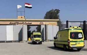 معبر رفح البري يستقبل 97 مصابًا ومريضًا ومرافقًا فلسطينيًا من غزة