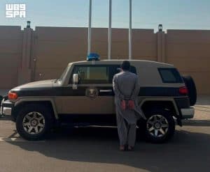 القبض على مقيم لنقله مخالفين لنظام أمن الحدود