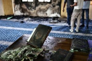 تحت حماية قوات الاحتلال الإسرائيلي.. قطعان المستوطنين يحرقون مسجدين بـ”الضفة” ويكتبون شعارات عنصرية على جدران أحدهما