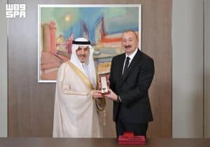 رئيس أذربيجان يمنح رئيس مجموعة البنك الإسلامي للتنمية وسام “الصداقة”