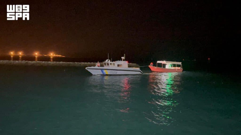 حرس الحدود بالمدينة المنورة ينقذ مواطنين تعطلت واسطتهما البحرية في عرض البحر