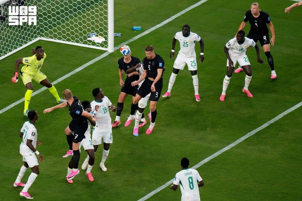 النرويج تكسب السنغال بنتيجة (3-2).