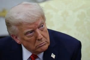 الرئيس الأمريكي يُهدّد بإنهاء المفاوضات مع إيران فورًا إذا أخلّت بتعهداتها بحرية الملاحة بمضيق هرمز