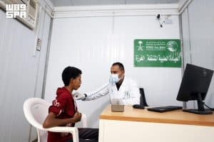 العيادات الطبية المتنقلة لمركز الملك سلمان للإغاثة في حرض تقدم خدماتها لـ(361) مستفيدًا