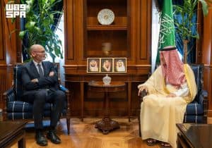 وزير الدولة للشؤون الخارجية يستقبل سفير بريطانيا لدى المملكة