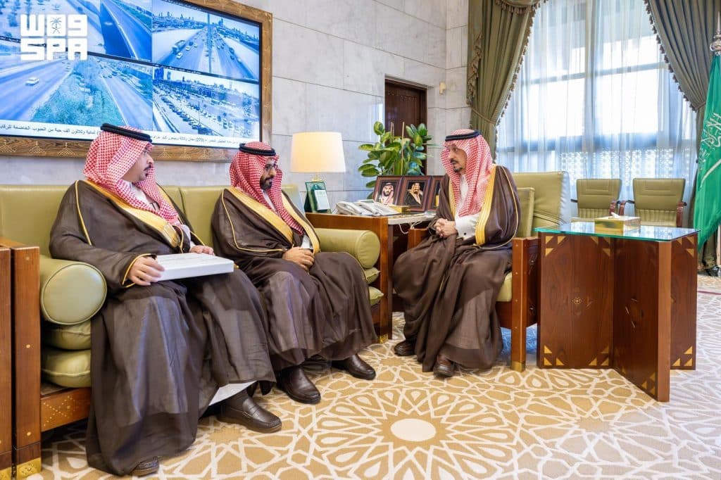 تسلّم نسخة من مشاريعه لعام 2026.. أمير الرياض يستقبل مدير فرع وزارة النقل والخدمات اللوجستية بالمنطقة
