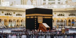 غسل الكعبة المشرفة.. مشهدٌ إيمانيٌّ تتوارثه الأجيال