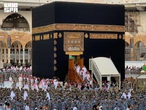 نيابة عن خادم الحرمين الشريفين.. نائب أمير منطقة مكة المكرمة يتشرف بغسل الكعبة المشرفة