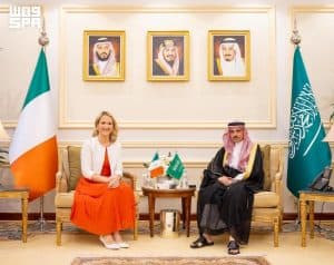 وزير الخارجية يلتقي وزيرة الخارجية والتجارة والدفاع بجمهورية أيرلندا