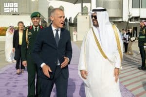 نائب أمير مكة المكرمة في مقدمة مودعيه بمطار جدة.. رئيس وزراء كندا يغادر المملكة بعد زيارة رسمية