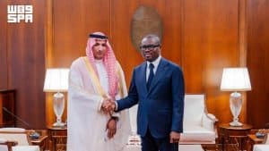 السفير غير المقيم لخادم الحرمين الشريفين في جمهورية بنين يُقدّم أوراق اعتماده لرئيس الدولة