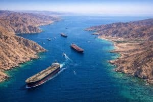 أبدت رغبتها في مواصلة المفاوضات.. إيران تُبلّغ الولايات المتحدة بأن استهداف سفن تجارية بمضيق هرمز “لم يكن مقصودًا”
