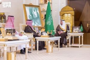 استعرض تقريره السنوي ونوّه بتطوُّر خدماته.. أمير القصيم يستقبل مدير البريد السعودي بالمنطقة
