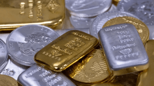 تراجُع أسعار الذهب والفضة في المعاملات الفورية اليوم