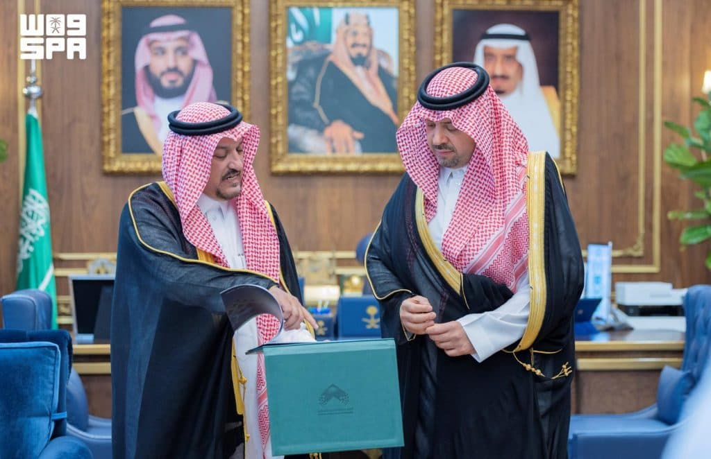 تسلّم المنهجية الاستراتيجية للأمانة.. أمير الحدود الشمالية يستقبل أمين المنطقة