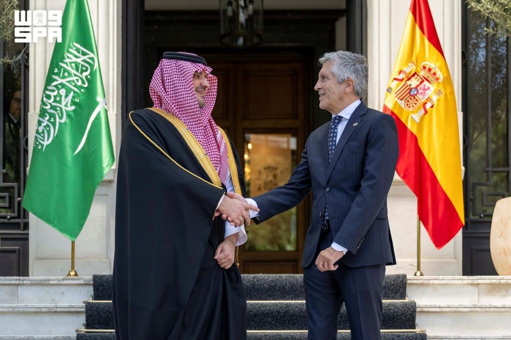 وزير الداخلية يعقد جلسة مباحثات رسمية مع نظيره الإسباني ويوقّعان وثيقة التدريب الشاملة بين وزارتي الداخلية في البلدين