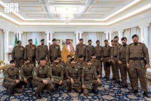 أمير الجوف يكرّم عددًا من ضباط وأفراد شرطة المنطقة