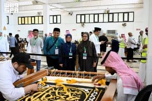 ضيوف برنامج خادم الحرمين الشريفين للعمرة والزيارة يزورون مجمع الملك عبدالعزيز لصناعة كسوة الكعبة المشرفة
