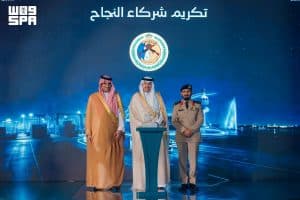 وزير النقل يكرّم حرس الحدود خلال تدشين أكبر منطقة تفويج للشاحنات في العالم