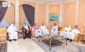 أمير المنطقة الشرقية يقدم التعازي لأسرة القريشي