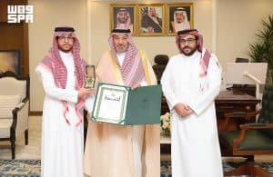أمير نجران يُسلّم مواطنًا وسام الملك عبدالعزيز من الدرجة الثالثة
