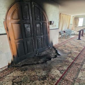 قطعان المستوطنين يحرقون أجزاء من مسجد بمدينة طولكرم شمال الضفة الغربية