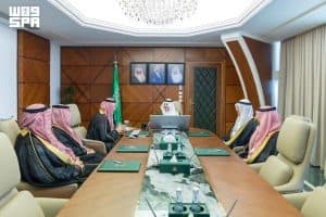 أمير المنطقة الشرقية يستقبل المشرف على برنامج مستشفى قوى الأمن بالدمام وعددًا من قياداته