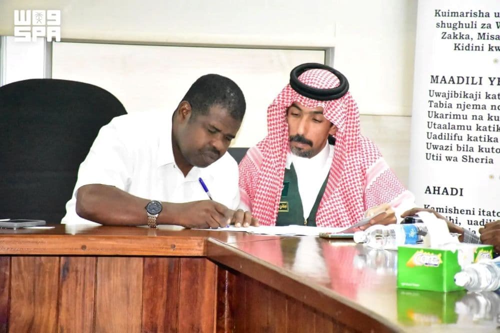 مركز الملك سلمان للإغاثة يسلّم 20 طنًا من التمور هدية المملكة لزنجبار