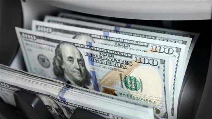 الدولار يهبط إلى أدنى مستوى في أكثر من شهرين أمام الين