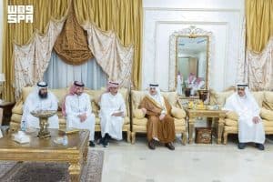 أمير المنطقة الشرقية يقدم التعازي لأبناء الدكتور بكر بن عبدالله بن بكر