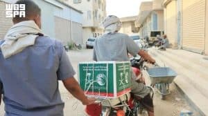 مركز الملك سلمان للإغاثة يوزّع (135) سلة غذائية في مديرية سيئون بحضرموت