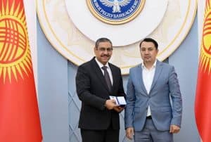 قيرغيزيا تمنح الندوة العالمية وسام البرلمان تقديرًا لجهودها الإنسانية والتنموية