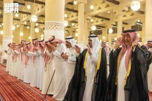 نائب أمير منطقة الرياض يؤدي صلاة الميت على والدة الأمير حمود بن سعود بن عبدالعزيز