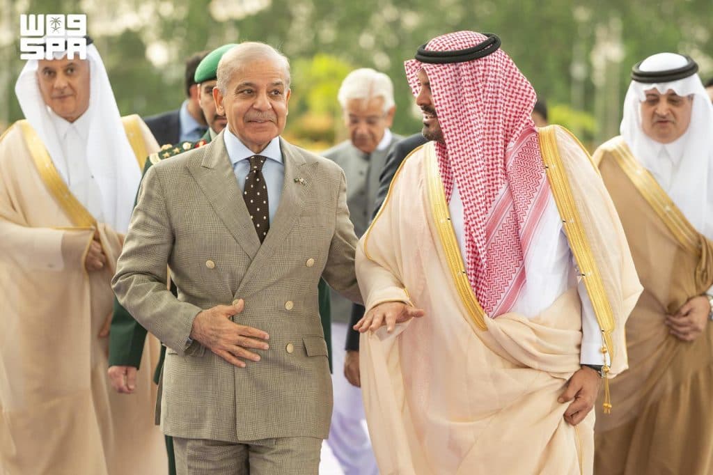 ع / عام / رئيس وزراء باكستان يصل إلى جدة