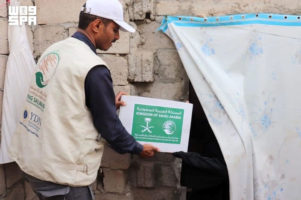 مركز الملك سلمان للإغاثة يوزّع 2,000 كرتون تمر بمحافظة مأرب