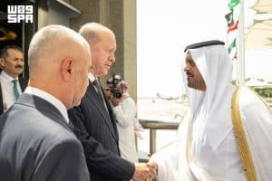 رئيس تركيا يصل إلى جدة ونائب أمير مكة في مقدمة مستقبليه