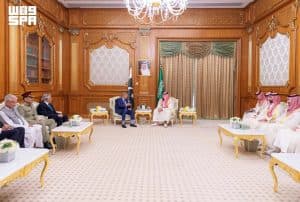 ولي العهد يلتقي رئيس وزراء باكستان