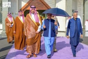 رئيس وزراء باكستان يغادر المدينة المنورة