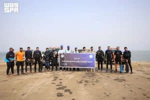 حرس الحدود ينفذ مبادرة لتنظيف قاع البحر في منطقة جازان