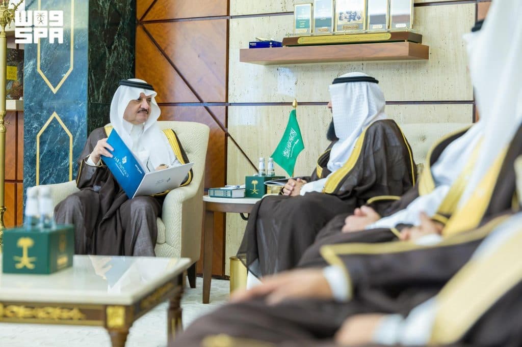 أمير الشرقية يستقبل الرئيس التنفيذي لجمعية البر بالمنطقة