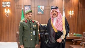 أمير حائل يقلّد مدير جوازات المنطقة المكلّف رتبته الجديدة