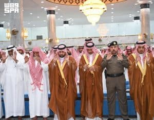 أمير جازان يؤدي صلاة الميت على المتوفين في حادث حريق صامطة