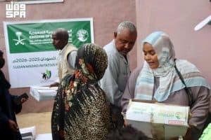 مركز الملك سلمان للإغاثة يوزّع 1,500 كرتون تمر في محلية كوستي بالسودان