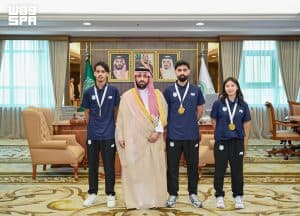 أمير جازان يستقبل نادي الصواري بمناسبة تحقيقه الميداليات الذهبية في بطولة الريشة الطائرة