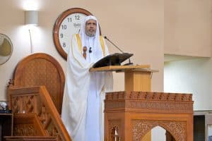 الأمين العام لرابطة العالم الإسلامي يلقي خُطبة الجمعة ويؤمُّ المصلّين بالجامع الوطني الكبير في العاصمة النيجيرية